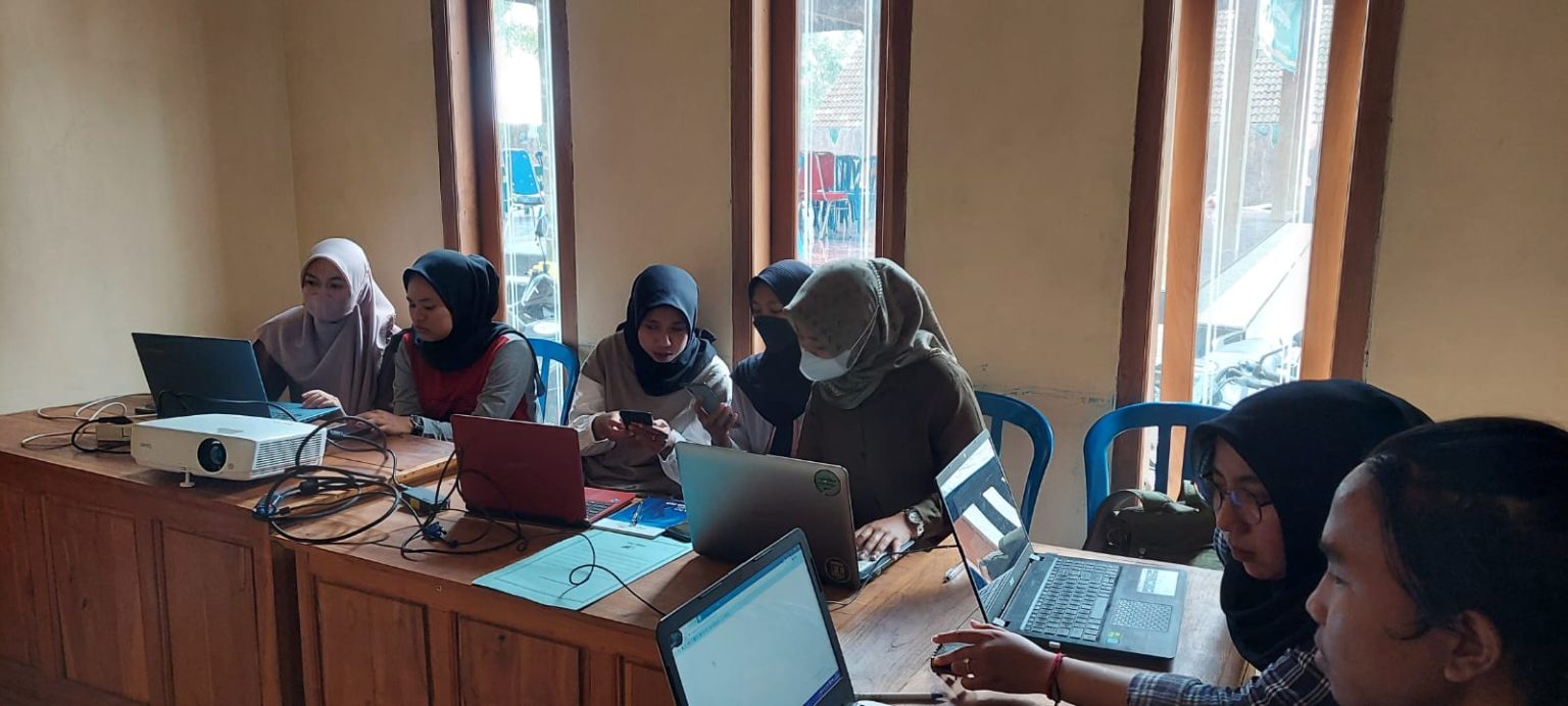 Ending Community Service 2022, UNAIR Mathematics Study Program Holds ...